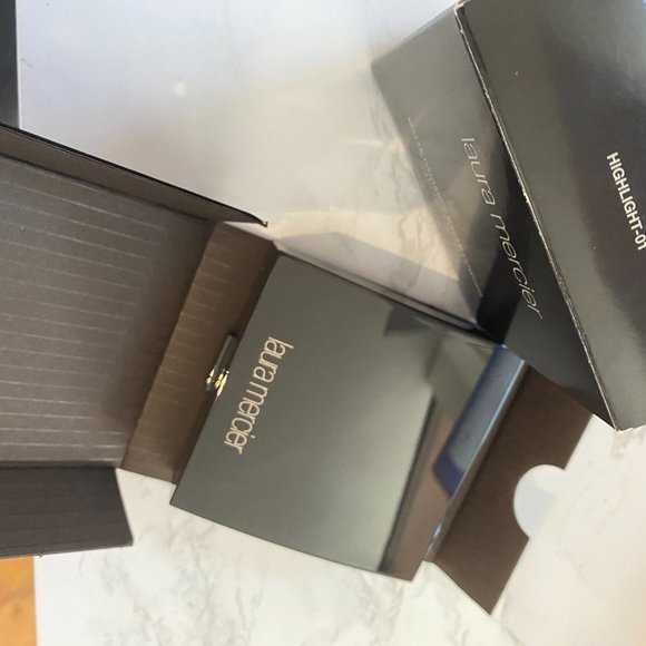 Laura Mercier Matte Radiance Powder Highlighter - Picture 4 of 5